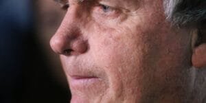 Bolsonaro passa por nova cirurgia devido a crise persistente de soluços