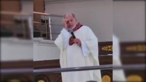 Fiel ‘alucina’ em missa por padre criticar ação de Trump contra Maduro