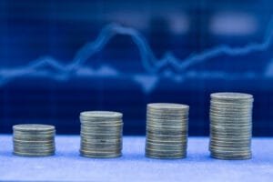 Como investir em ações, renda fixa, fundos e exterior com Selic em 15%