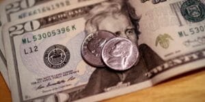 Dólar cai para R$ 5,37 com redução de preocupações com Venezuela