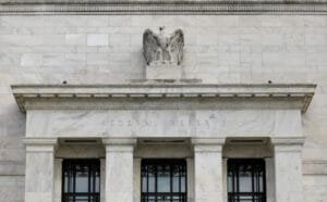 Federal Reserve dos EUA mantém taxas de juros e prevê inflação elevada