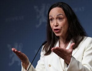 Donald Trump questiona liderança de Corina Machado na Venezuela