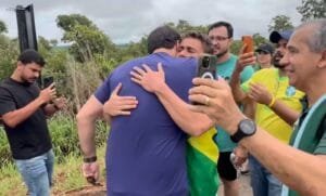 Michelle Bolsonaro apoia Nikolas em caminhada pela liberdade