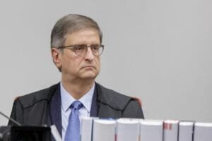 Pagamento de PM em escola cívico-militar de SP é inconstitucional