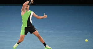 Alcaraz estreia com vitória sólida no Australian Open