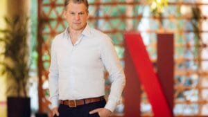 Netflix no Brasil: Novo QG, Bilhões em Anúncios e Acordo com Warner