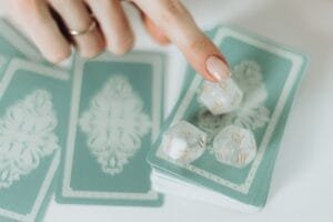 Amuleto de janeiro: proteção Energética na bolsa