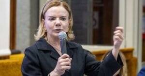 Gleisi critica Selic e defende redução da taxa de juros