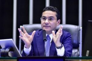 Apoio político em questão: Alternativas para a direita em relação a Flávio