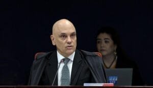 Moraes nega transferência de Bolsonaro para hospital após queda em cela da PF