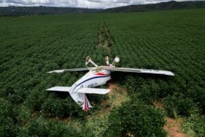 Avião capota em pouso forçado no DF