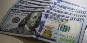 Dólar atinge menor valor em 20 meses