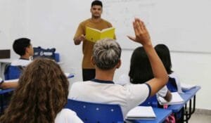 Amazonas lança programa Bolsa Mais Professores com bolsa de R$ 2,1 mil