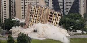 Implosão do antigo Torre Palace hotel em Brasília