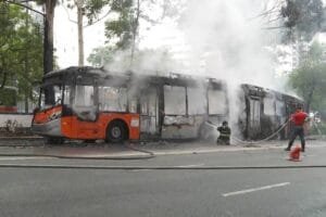 Incêndio em Ônibus interdita a avenida Rebouças em São Paulo