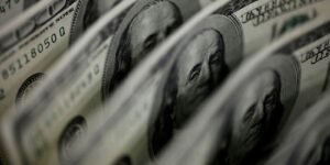 Bolsa bate recorde e dólar cai para R$ 5,17