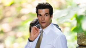 Paul Anthony Kelly: O Novo Ícone da Televisão Americana em Love Story