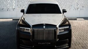 Phantom Arabesque: A Revolução da Rolls-Royce com Capô Gravado a Laser
