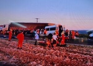 Acidente na BR-020 entre caminhão e van resulta em vítimas