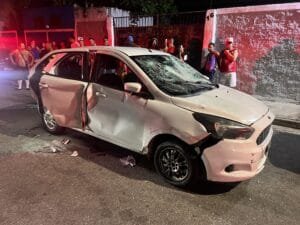 Carro invade bloco e motorista é agredido em Guaratiba