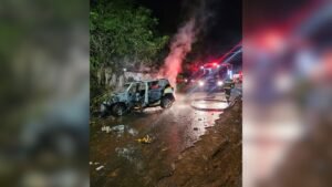 Carro em perseguição policial pega fogo em Uberaba