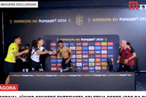 Dorival Júnior: banho de gelo após conquista da Supercopa