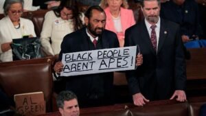 Deputado Democrata Expulso Durante Discurso de Trump: Um Protesto Polêmico