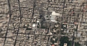Explosões atingem complexo de Ali Khamenei em Teerã, revelam imagens de satélite