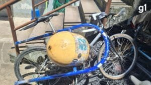 Furto inusitado: homem arranca lixeira pública para furtar bicicleta em Porto Alegre