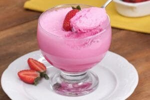 Sobremesa de 2 ingredientes com 100 kcal e 16g de proteína