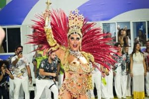 Juliana Paes retorna à Viradouro como rainha de bateria