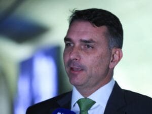 Flávio Bolsonaro acionará TSE contra desfile pró-Lula