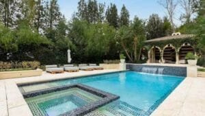 Mansão icônica de Kris Jenner à venda por R$ 78 milhões