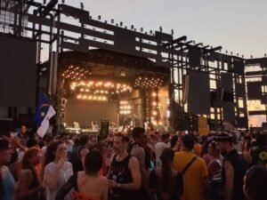 Foliões celebram carnaval no Marco Zero do Recife até o amanhecer