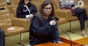 Juíza Aposentada Justifica Críticas e Defende Penduricalhos no Judiciário