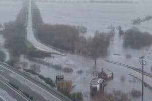 Rompimento de dique no rio Mondego provoca colapso parcial da rodovia que liga Lisboa