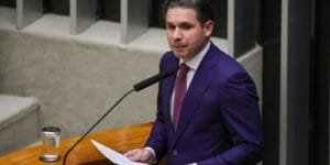 Decisão de Flávio Dino sobre suspensão de penduricalhos recebe elogios de Hugo Motta