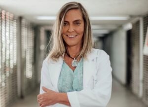 Tatiana Sampaio defende pesquisa sobre polilaminina com foco em reparo de paralisias