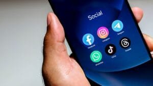 Espanha investiga redes sociais por conteúdo de IA