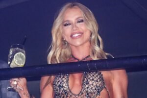 Virginia assiste ao Desfile das campeãs na Sapucaí