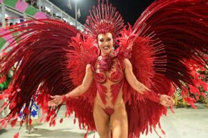 Virginia Fonseca estreia como rainha de bateria da Grande Rio