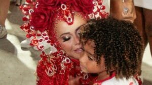 Filho de Viviane Araújo: fofura em ensaio do Salgueiro