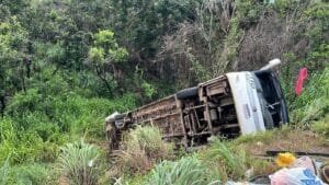 Acidente de ônibus na BR-153: Mulher morre e 16 ficam feridos