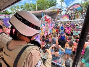 Mulher presa por tráfico de drogas no carnaval de Salvador