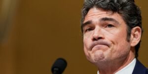 Renúncia do Chefe do Antiterrorismo dos EUA: Críticas à Guerra no Irã