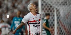 São Paulo conquista liderança isolada do Brasileiro com vitória sobre Chapecoense
