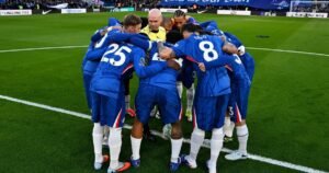 Arbitral Inusitado: Árbitro se Junta ao Chelsea em Momento Pré-Jogo