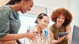 Mulheres como Catalisadoras de Sucesso Profissional: Uma Análise da Ascensão Feminina