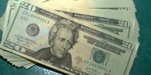 Impactos das Tensões no Oriente Médio: Dólar Recua e Bolsa Avança na Semana