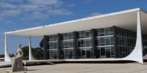 STF Decide Manter Jair Bolsonaro em Prisão na Papudinha